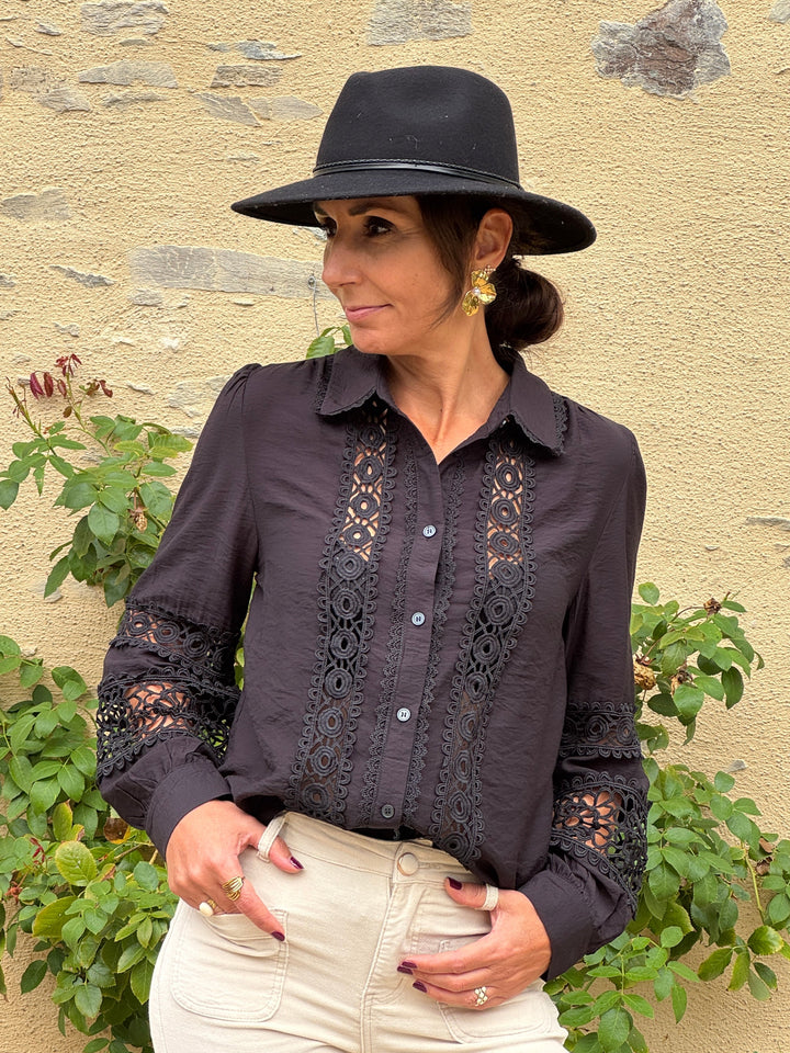 Chemise SOLENE In April 1986 noire pour femme avec broderies ajourées, col chemise, manches longues et fermeture boutonnée.
