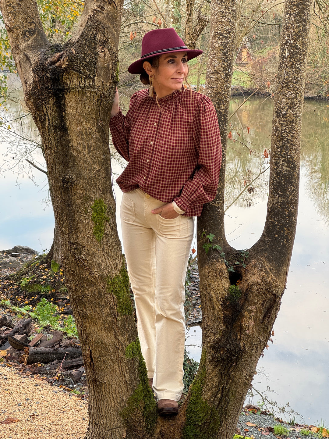Chemise vichy bordeaux et beige AVELINE In April 1986 pour femme, col montant à volants, manches longues et fermeture boutonnée.