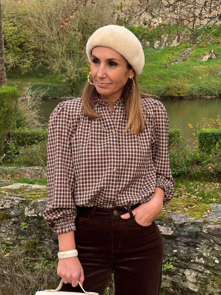 Chemise vichy marron et beige AVELINE In April 1986 pour femme, col montant à volants, manches longues et fermeture boutonnée.