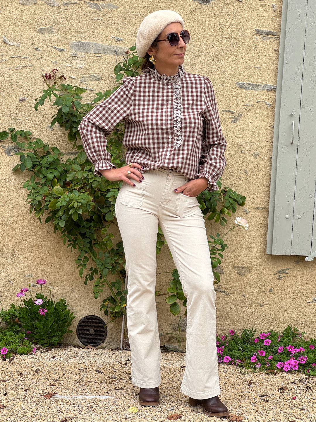 Chemise GERMAIN In April 1986 à carreaux vichy marron et beige, col montant volanté et détails brodés écrus pour femme.
