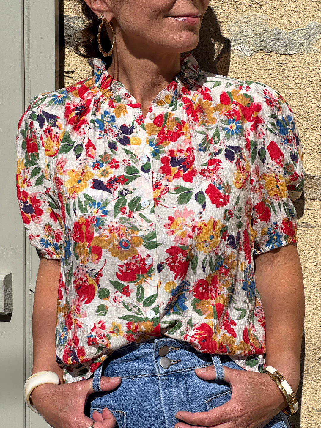 Chemisier multicolore à imprimé floral avec col froufrou, manches courtes élastiquées, chemisier fluide et léger idéale pour l’été.