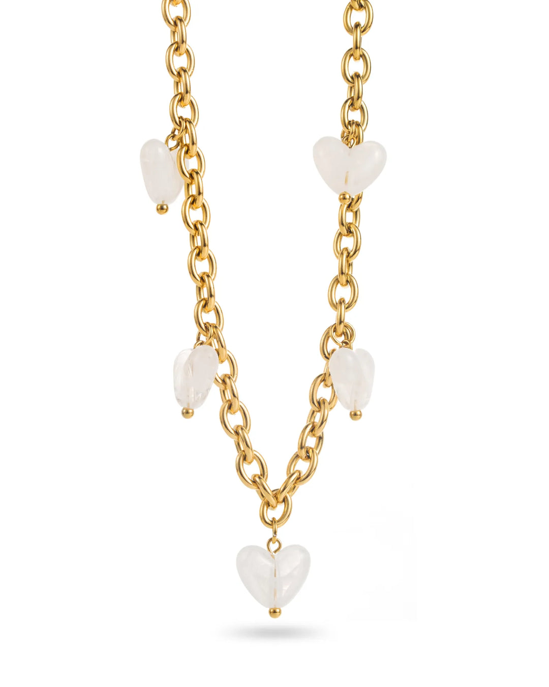 Collier doré en acier inoxydable avec pendentifs cœurs blancs nacrés pour femme tendance et élégante.