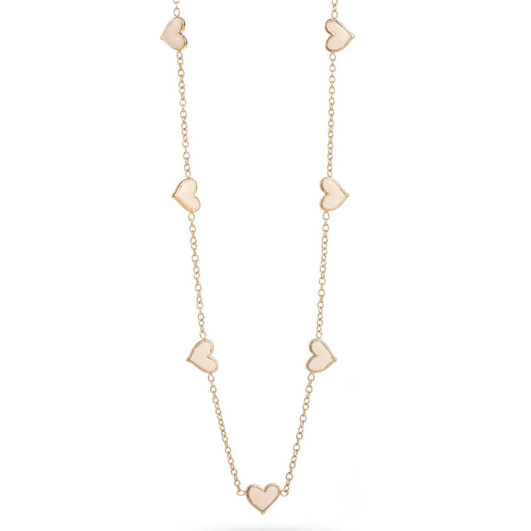 Collier doré en acier inoxydable avec petits pendentifs cœur sur chaîne fine, bijou femme romantique et tendance.