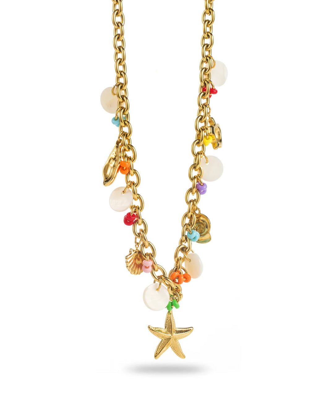 Collier doré en acier inoxydable avec pendentif étoile de mer, coquillages et charms multicolores pour femme.