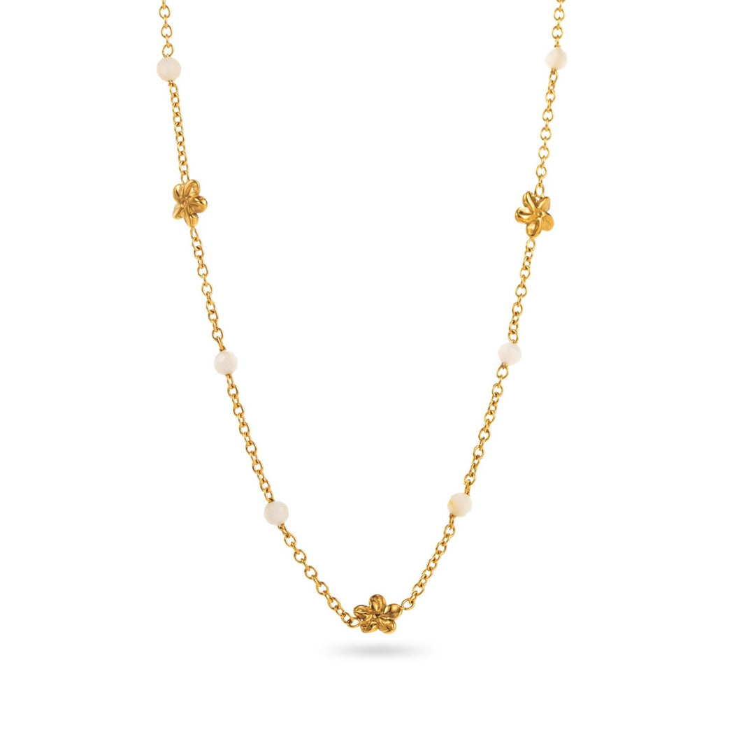 Collier fin doré en acier inoxydable avec petites fleurs en relief et perles de pierre blanche – Bijou discret et élégant