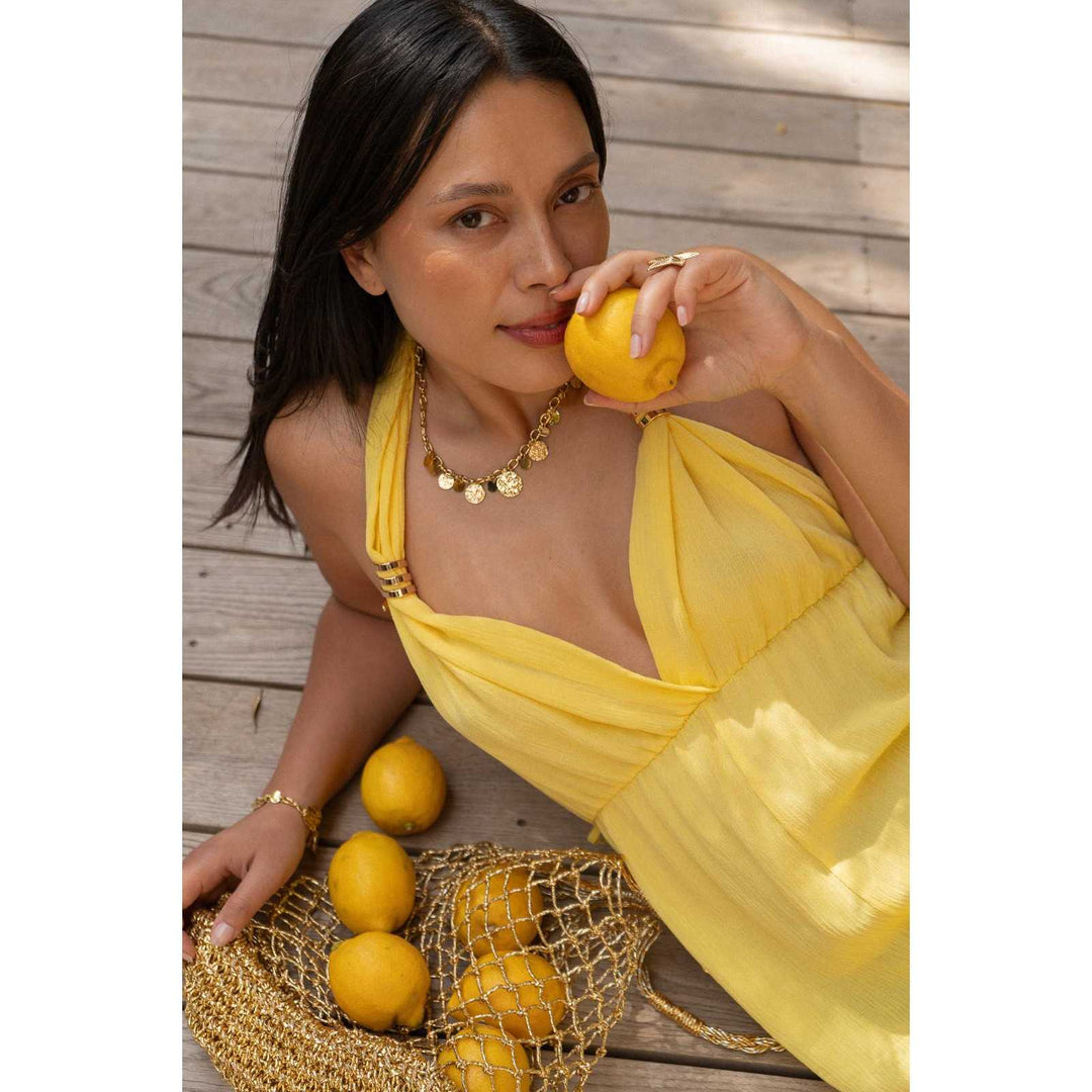 Femme portant un collier pampilles dorées en acier inoxydable, bijou tendance ajustable 42+5 cm