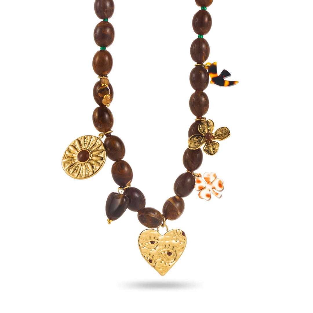 Collier perles chocolat et doré à breloques avec cœur, médaillon soleil et trèfle – Bijou tendance hypoallergénique