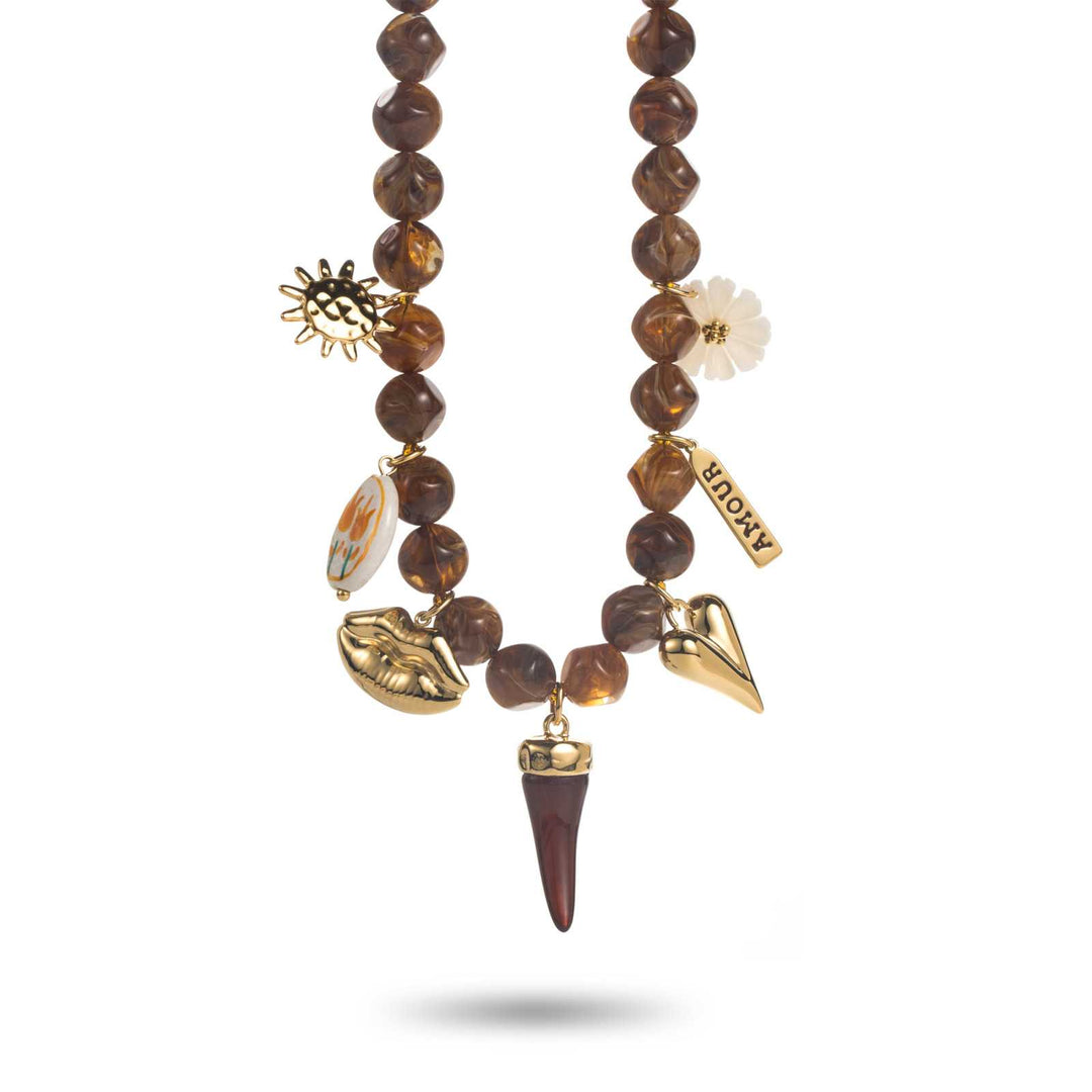 Collier perles marron avec breloques dorées amour et fleur blanche