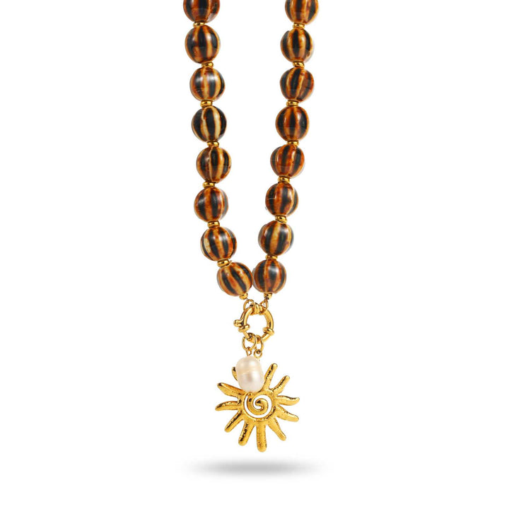 Collier doré en perles marron et noir zébrées avec breloque soleil et perle blanche, réglable et hypoallergénique
