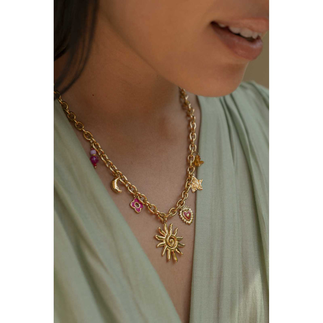 Collier Sunny doré à maillons avec breloques multicolores et soleil central