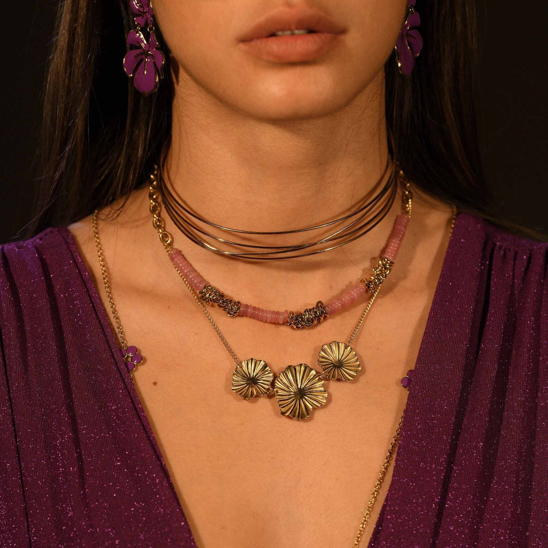 Femme portant un collier triple coquillage doré en acier inoxydable – bijou tendance, hypoallergénique et résistant à l'eau