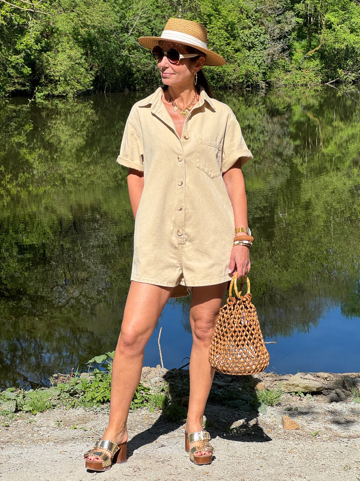 Combi-short en jean beige avec col chemise manches courtes et boutons à l’avant pour un look estival décontracté et structuré