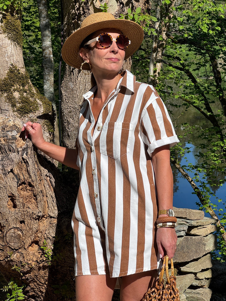 Combi-short en jean à rayures verticales chocolat et beige avec col chemise manches courtes et boutons à l’avant pour un look estival décontracté