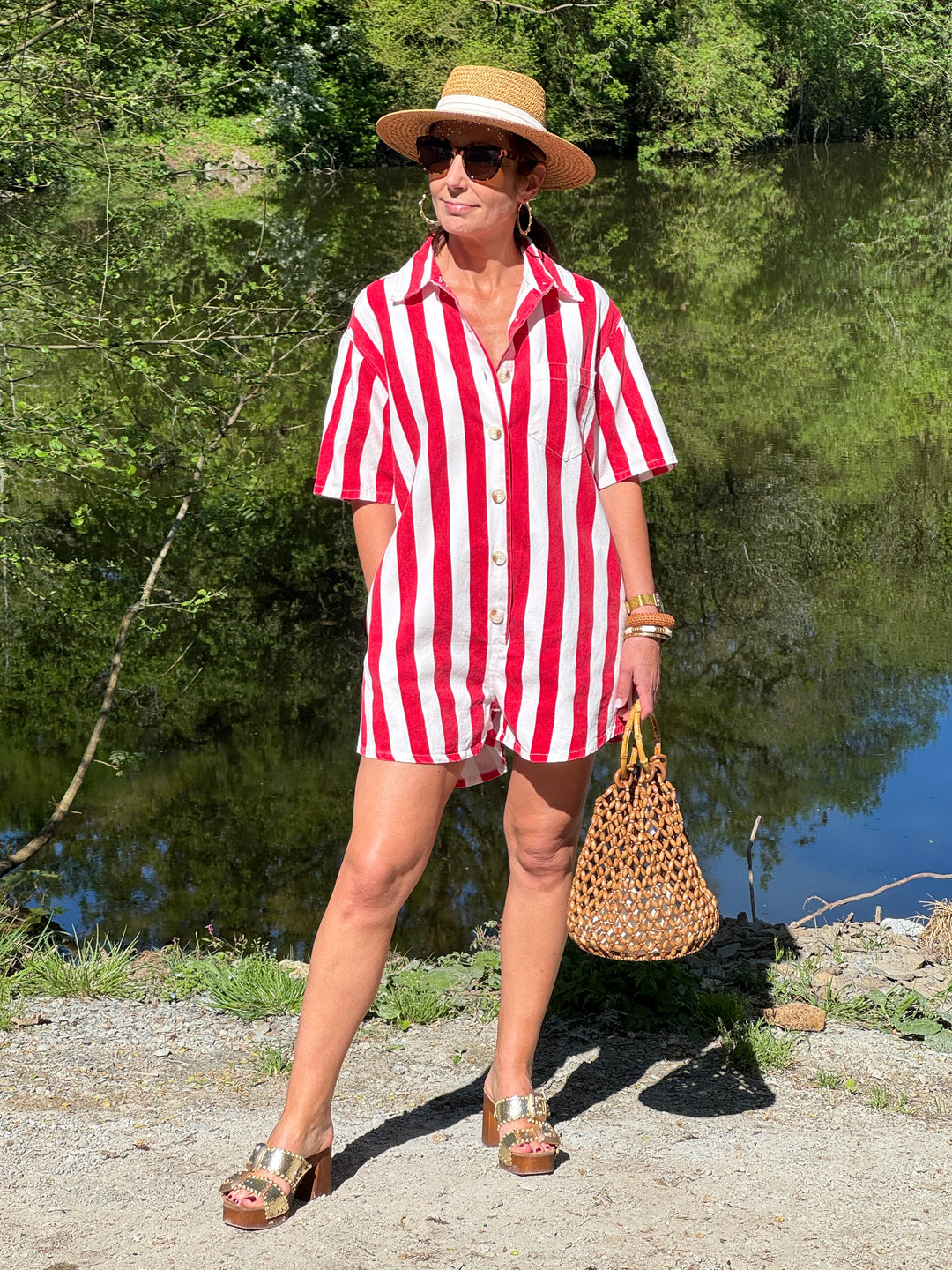 Combi-short en jean à rayures verticales rouge et beige avec col chemise manches courtes et boutons à l’avant pour un look estival décontracté
