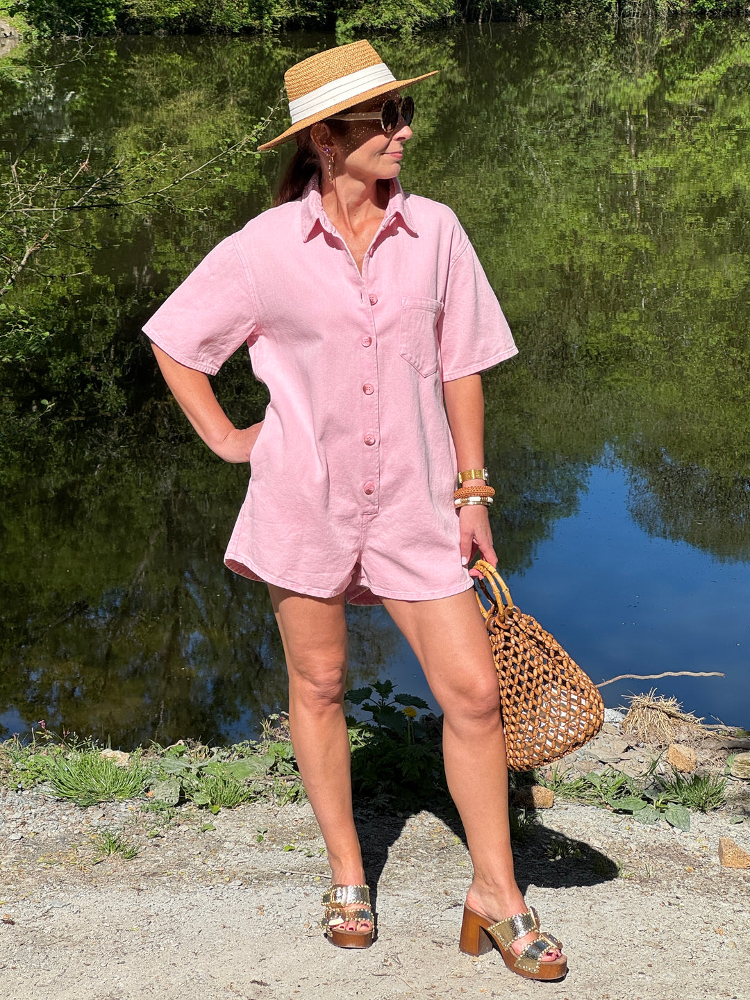 Combi-short en jean rose avec col chemise manches courtes et fermeture à boutons à l’avant pour un look estival décontracté
