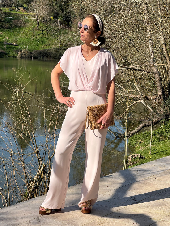 Combinaison rose femme col V avec volant croisé au décolleté, manches courtes à volants transparents, taille haute et coupe droite élégante idéale pour cérémonie ou look chic