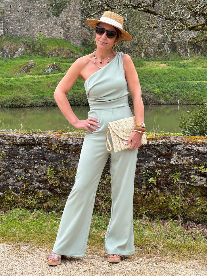 Combinaison vert d’eau asymétrique avec haut drapé sans manches et pantalon taille haute coupe droite idéale pour une occasion