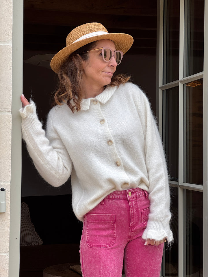 Gilet blanc femme en maille douce avec col rond, boutons et détail froufrou en bas des manches, cardigan élégant et féminin pour la mi-saison