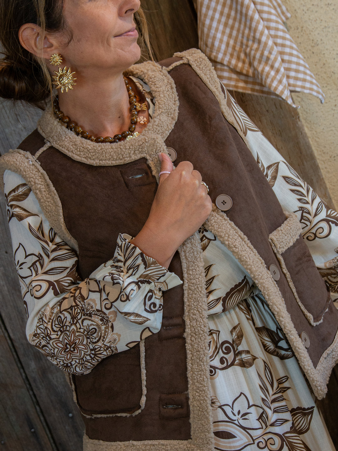 femme portant un gilet bohème marron sans manches avec poches et doublure mouton