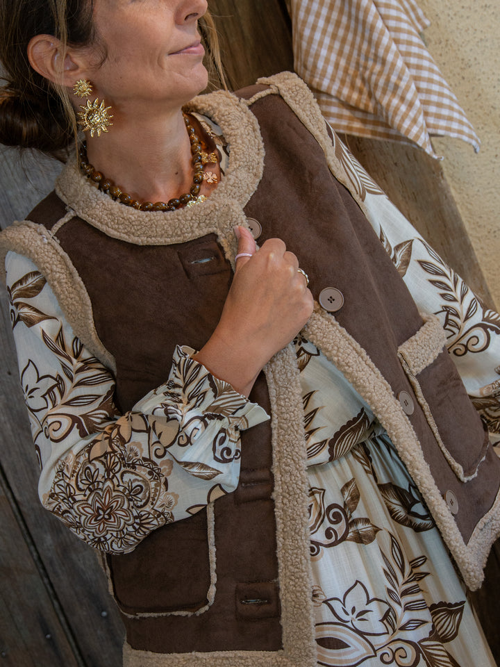 femme portant un gilet bohème marron sans manches avec poches et doublure mouton