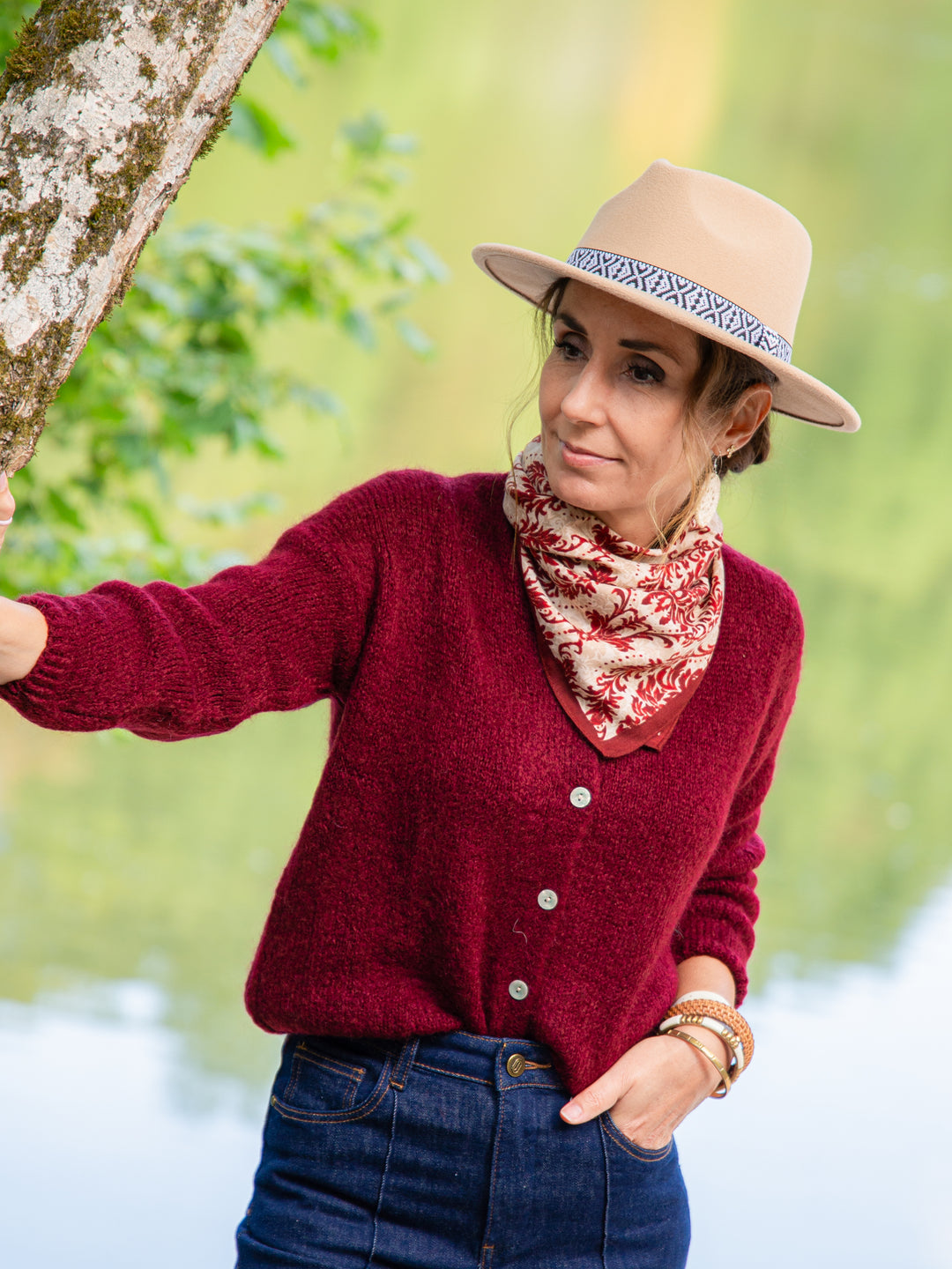Gilet bordeaux femme automne, porté avec jean bleu foncé et accessoires bohème chic