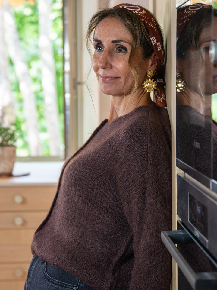 gilet chocolat femme détail boutons nacrés – pull automne hiver