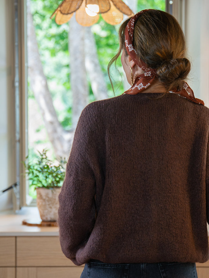 gilet chocolat femme vu de dos avec jean brut – boutique De La Mode