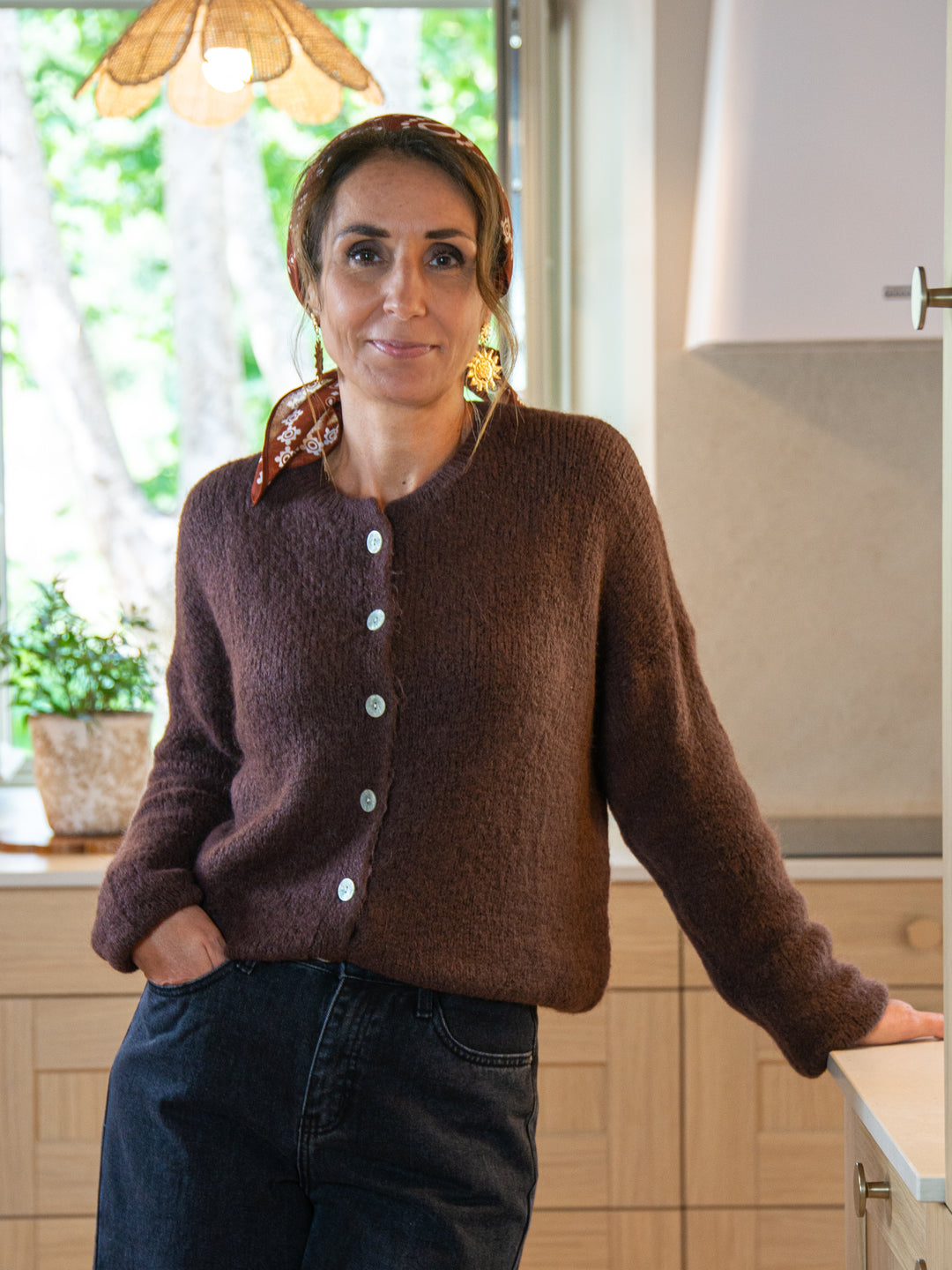 gilet chocolat femme col rond avec boutons – collection automne De La Mode