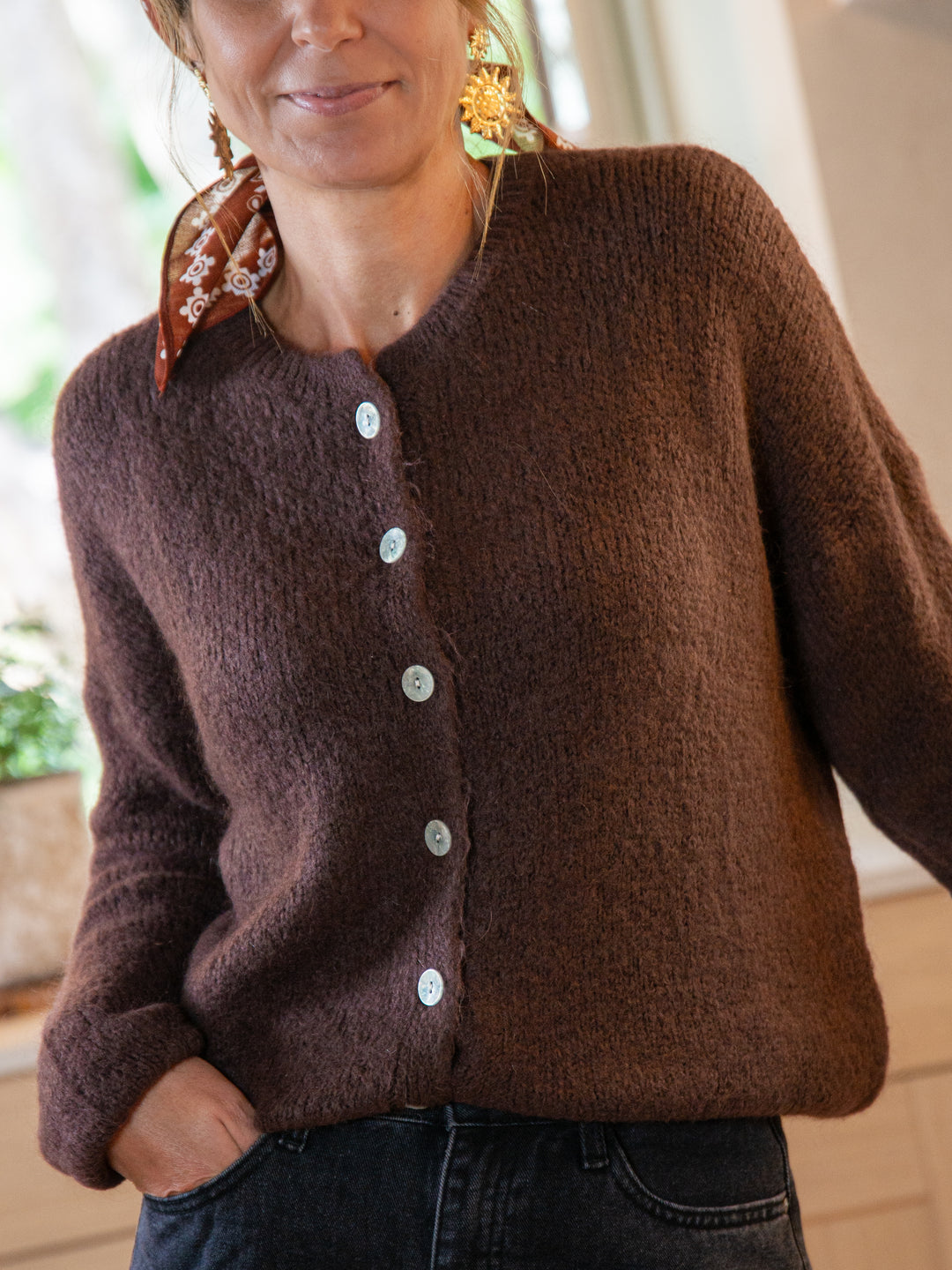 gilet chocolat zoomer femme look décontracté chic avec jean