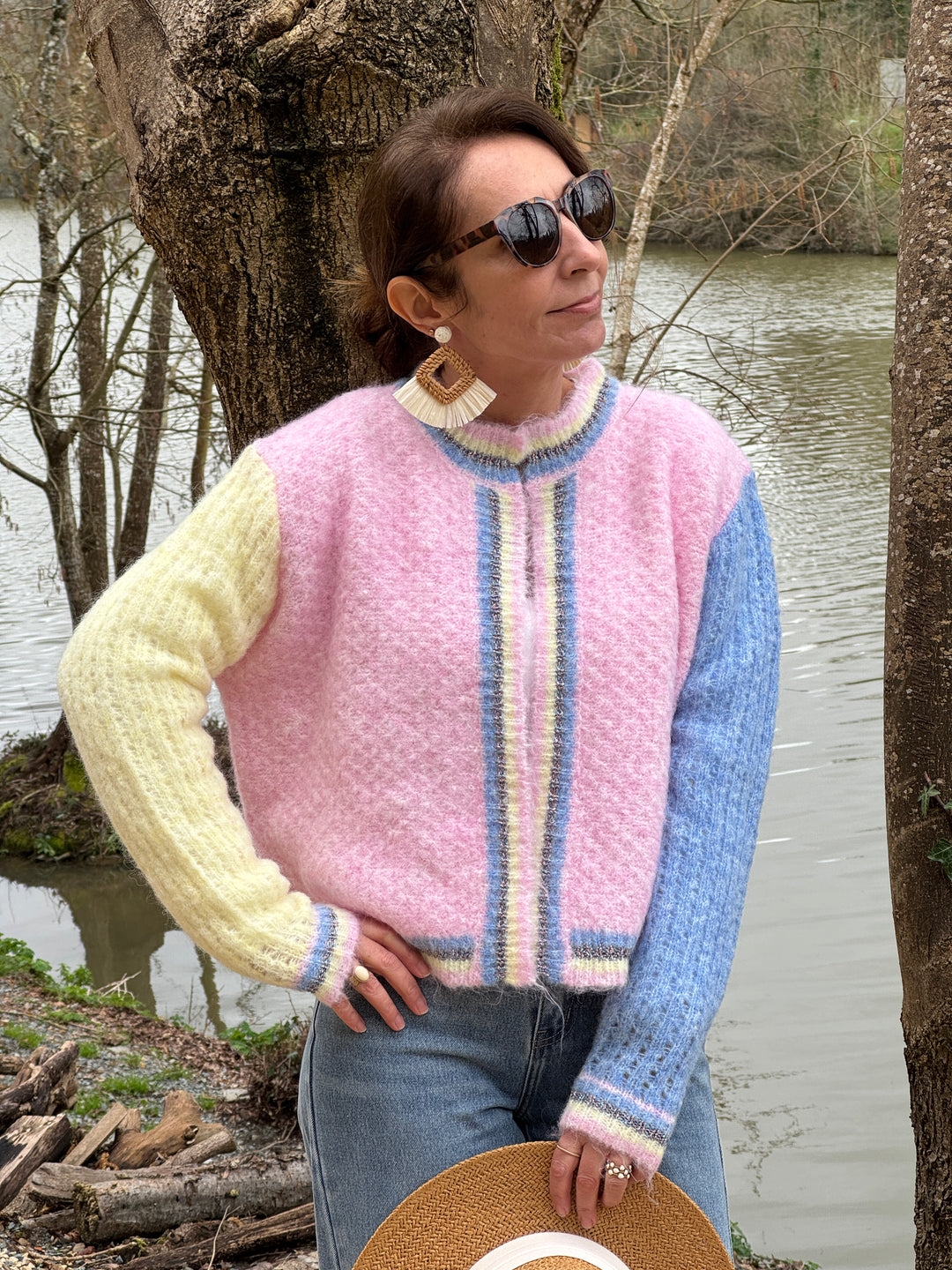 Gilet femme manches longues multicolore jaune, rose et bleu avec liseré bleu gris brillant, gilet sans boutons idéal pour la mi-saison
