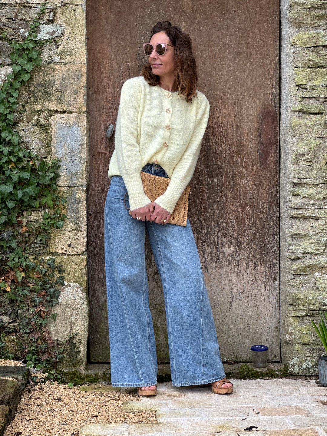 Gilet jaune femme en maille douce avec six boutons dorés soleil et manches resserrées, gilet lumineux et tendance pour la mi-saison