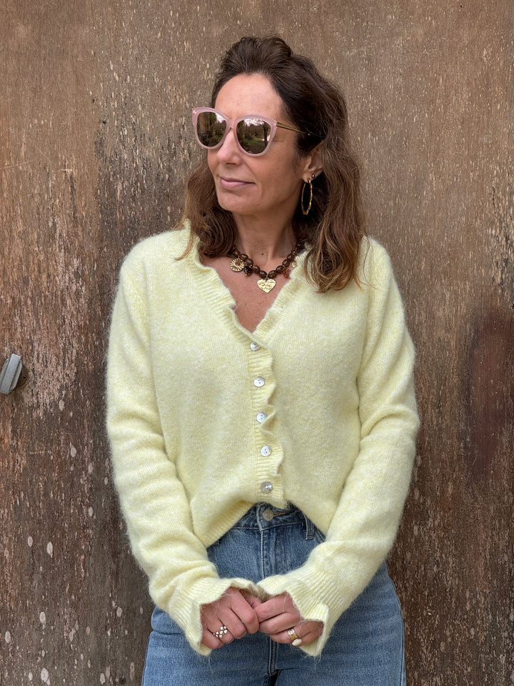 Gilet jaune femme avec boutons, détail froufrou au col et en bas des manches, gilet doux et lumineux idéal pour la mi-saison