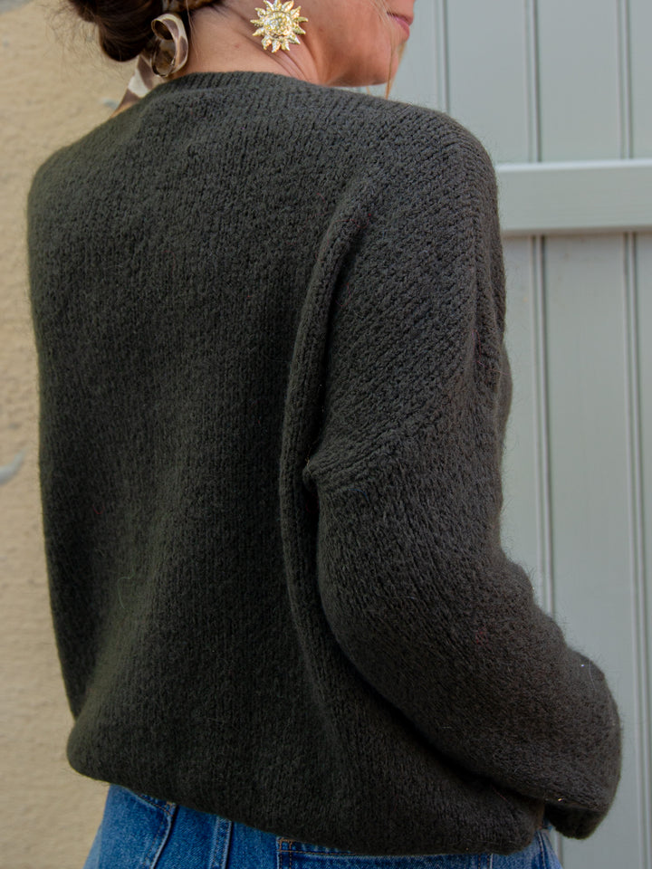 Gilet kaki femme vu de dos, maille douce, collection automne De La Mode