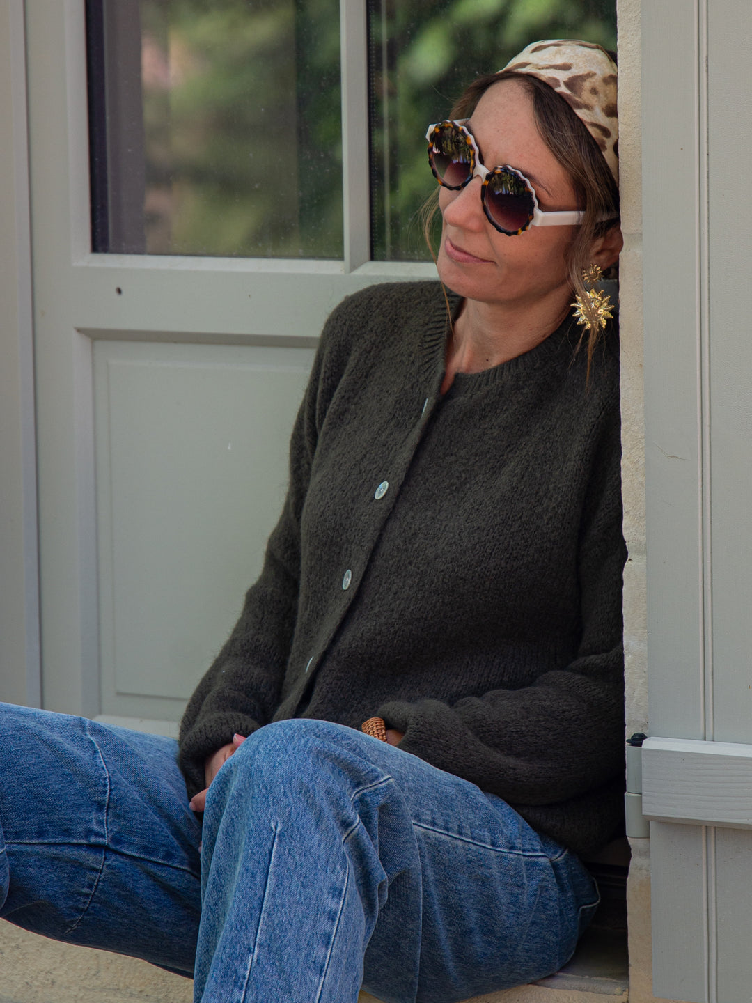 Look chic femme avec gilet kaki en maille, jean taille haute et accessoires