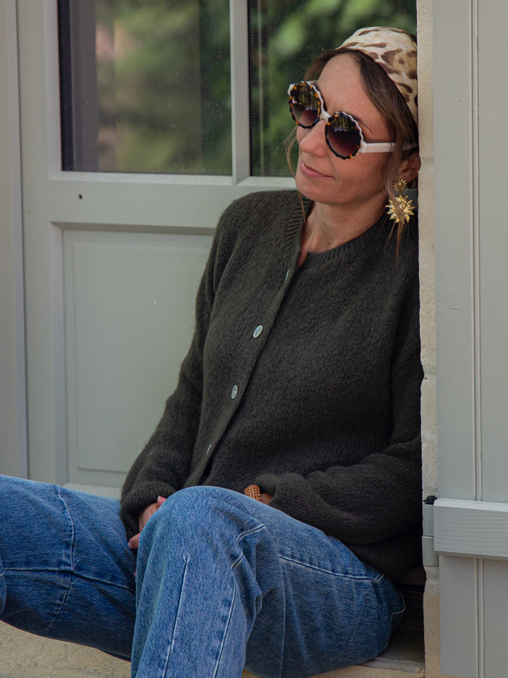 Look chic femme avec gilet kaki en maille, jean taille haute et accessoires