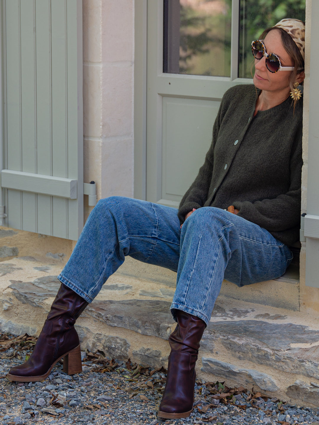 Gilet kaki femme porté avec jean et bottines, style décontracté automne