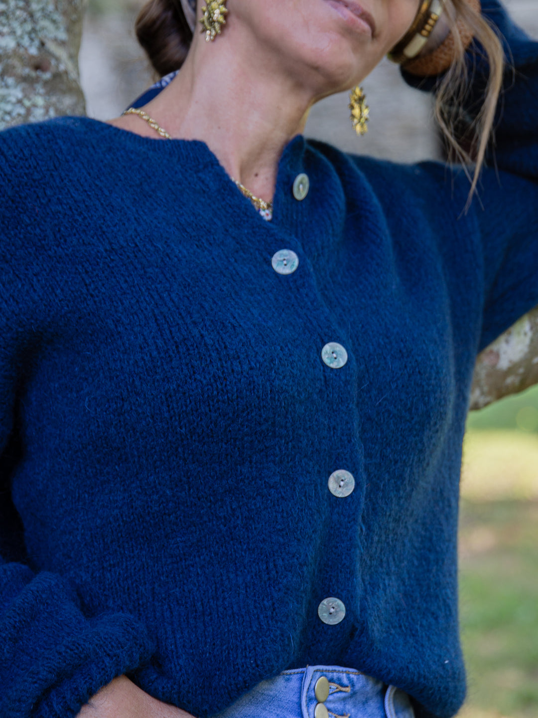 Gilet marine femme avec boutons nacrés et texture douce en laine