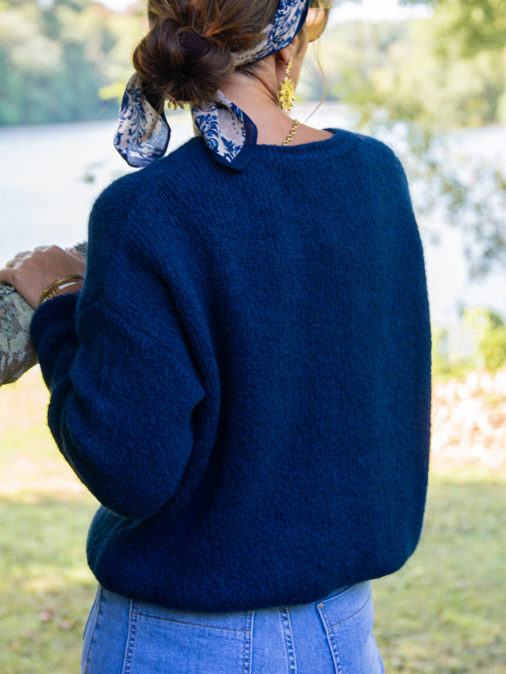 Vue de dos gilet marine femme en laine avec coupe droite et style décontracté