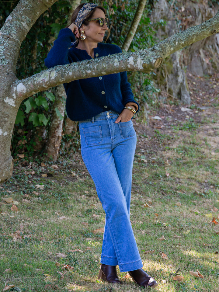 Tenue automne femme avec gilet marine en laine et jean bleu coupe droite