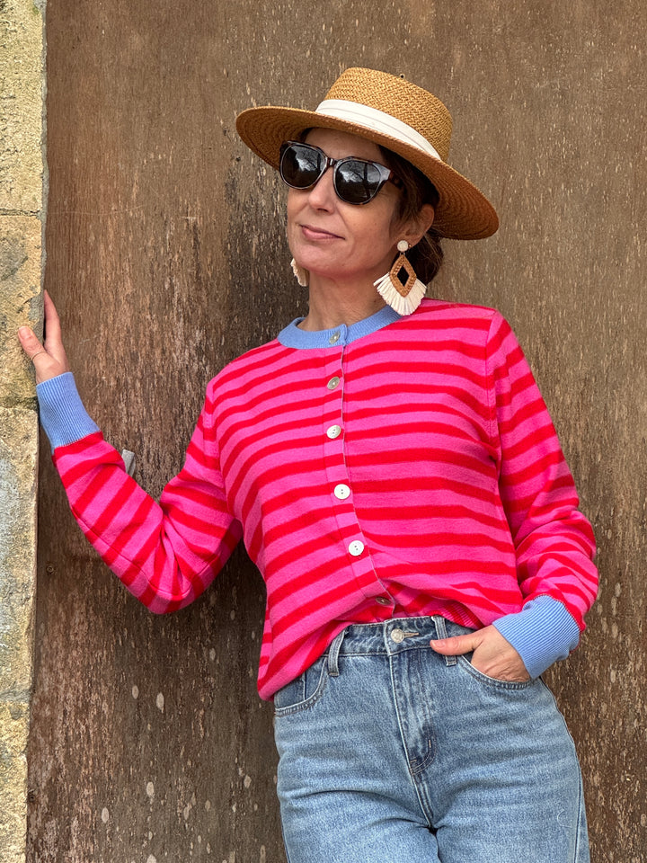 Gilet femme manches longues style marinière à rayures rouges sur fond fuchsia avec col rond bleu ciel, élégant et lumineux pour la mi-saison