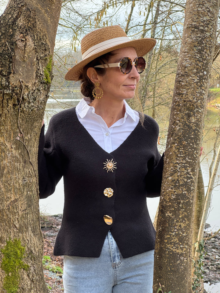 Gilet noir femme col V avec boutons bijoux, coupe cintrée élégante et intemporelle, gilet chic idéal pour la mi-saison