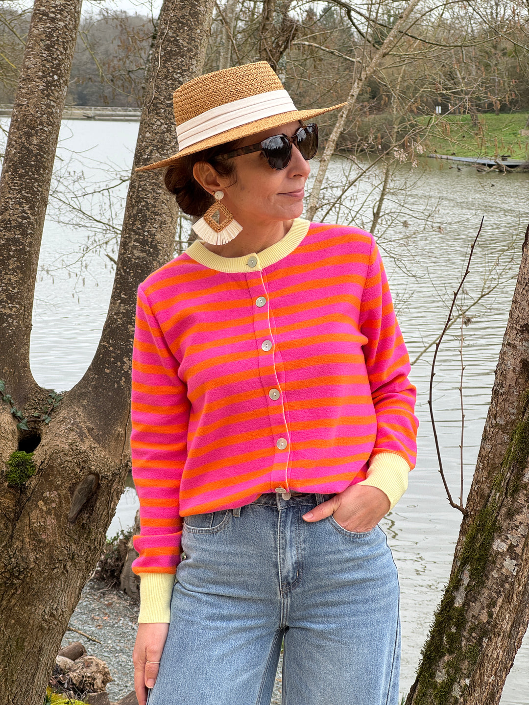 Gilet femme manches longues style marinière rayures fuchsia sur fond orange avec col rond jaune, élégant et lumineux pour la mi-saison