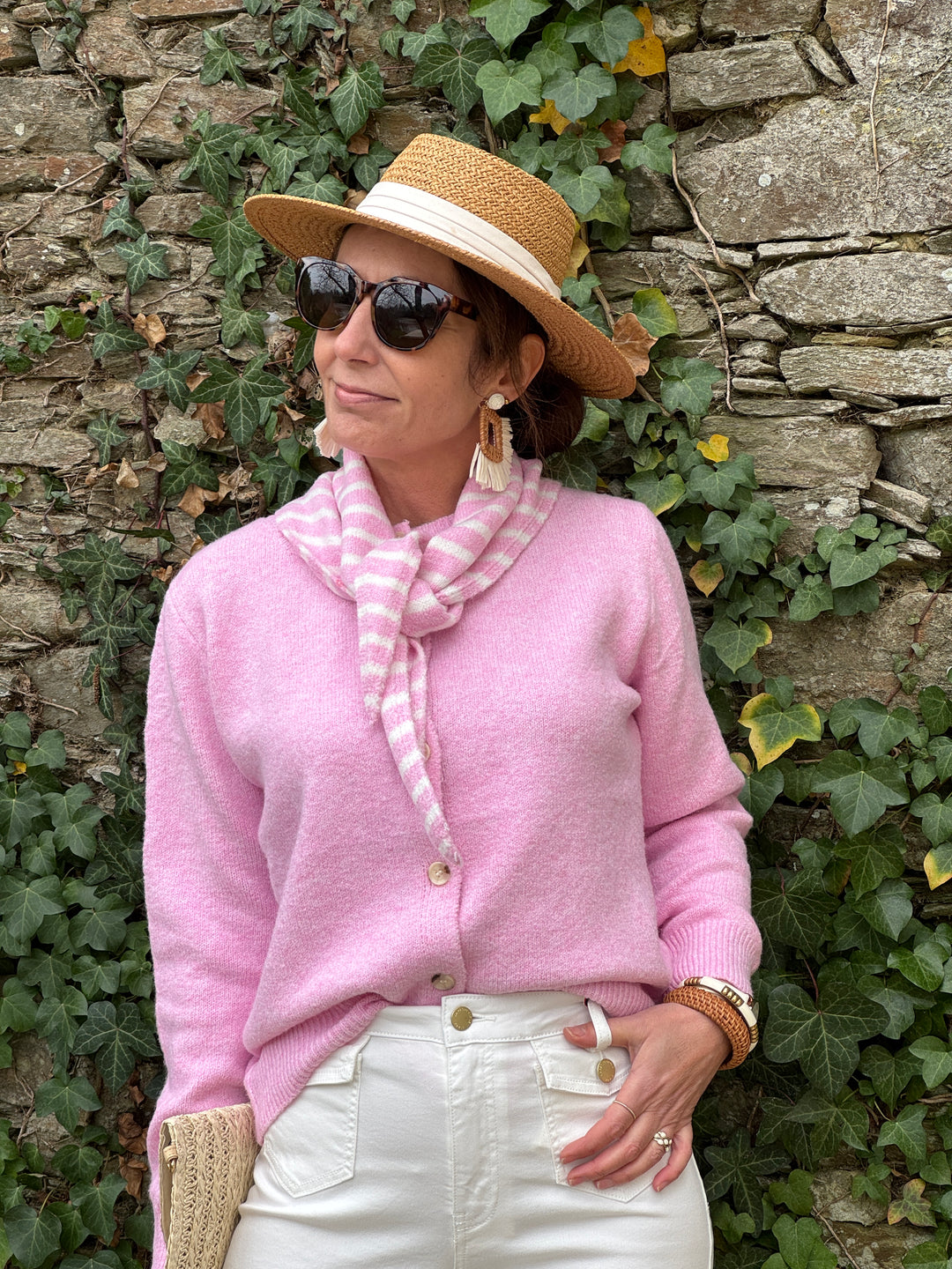 Gilet rose col rond manches longues avec écharpe assortie à rayures blanche