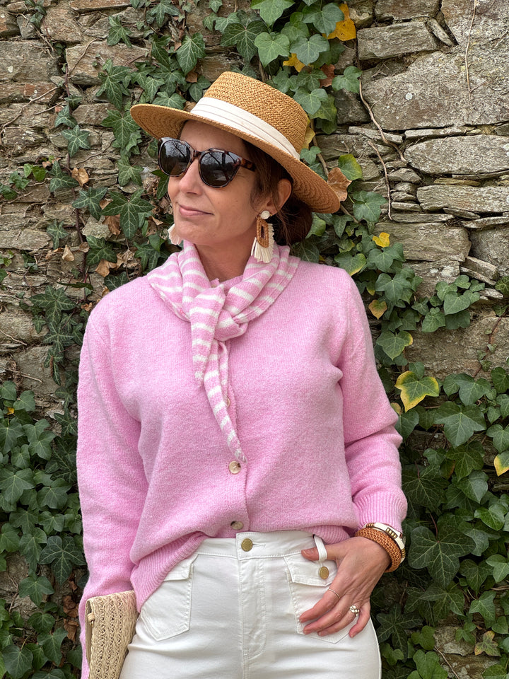 Gilet rose col rond manches longues avec écharpe assortie à rayures blanche