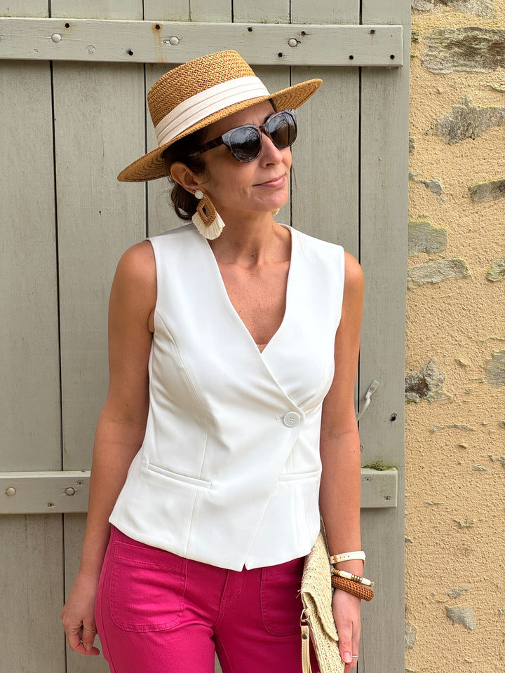 Gilet sans manches blanc cintré avec un bouton et fausses poches devant, élégant pour événements, marque Hippocampe.