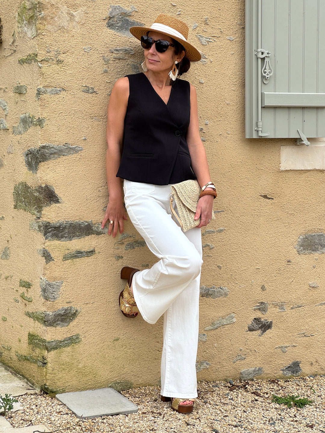 Gilet sans manches noir cintré avec bouton et fausses poches devant, élégant pour événements, marque Hippocampe