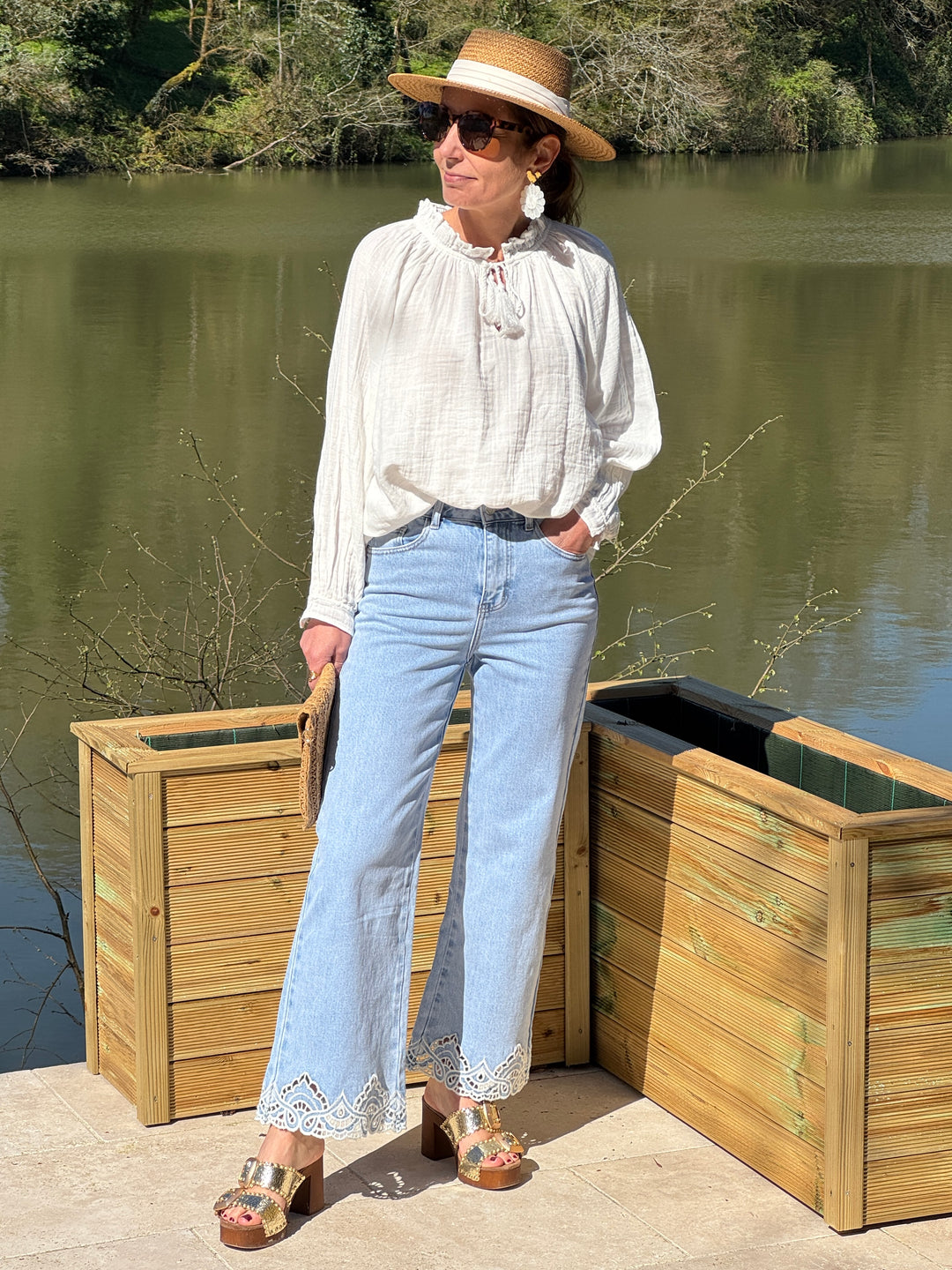 Jean bleu stone Oraije coupe wide taille medium avec broderie ajourée en bas des jambes pour un style élégant idéal mi-saison 