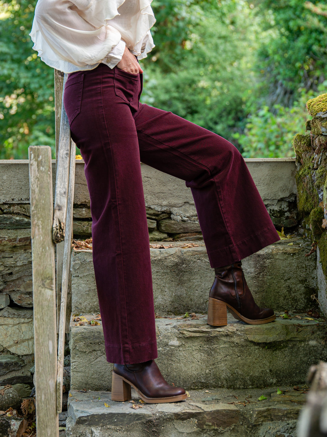 Jean bordeaux Oraije modèle Gasparette coupe large vue de profil femme