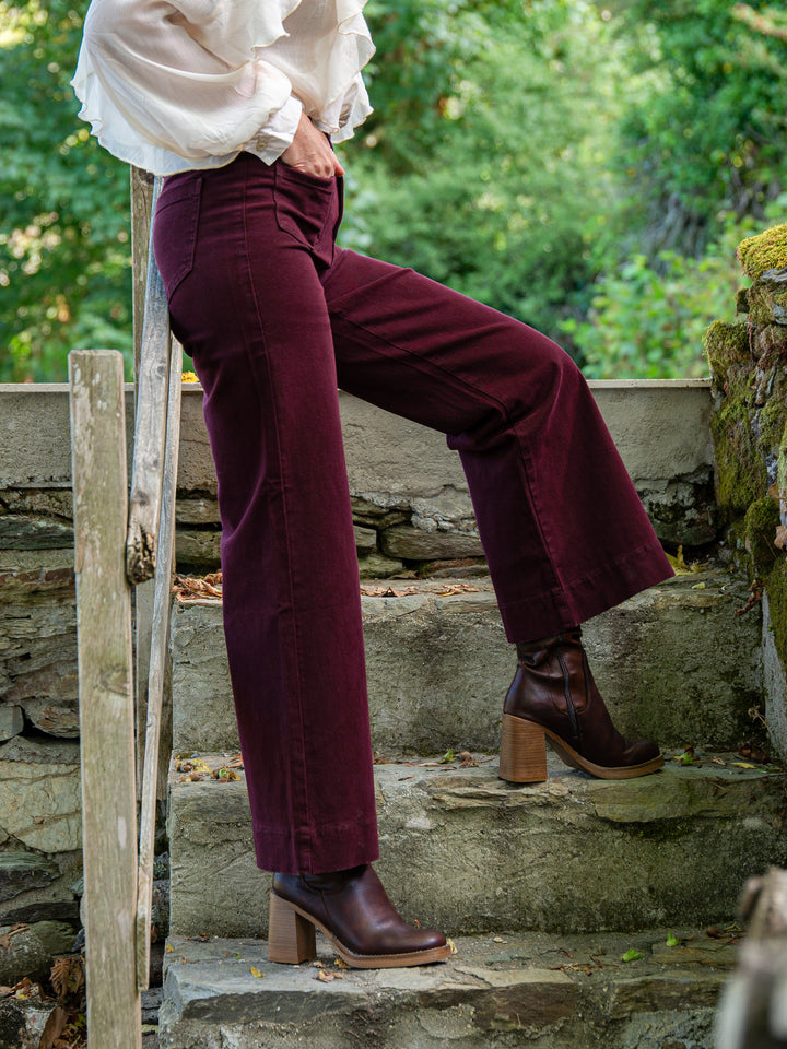 Jean bordeaux Oraije modèle Gasparette coupe large vue de profil femme