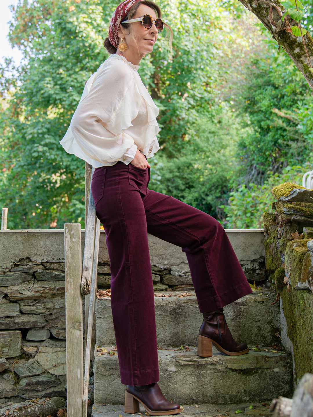 Jean bordeaux Oraije modèle Gasparette porté avec blouse bohème femme